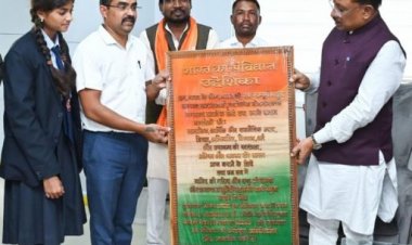 नई राष्ट्रीय शिक्षा नीति के तहत पूर्व व्यवसायिक शिक्षा का बच्चों को मिल रहा है प्रशिक्षण : स्कूली बच्चों द्वारा तैयार लकड़ी की नेम प्लेट और पोट्रेट उपहार में पाकर मुख्यमंत्री श्री साय ने जताई खुशी