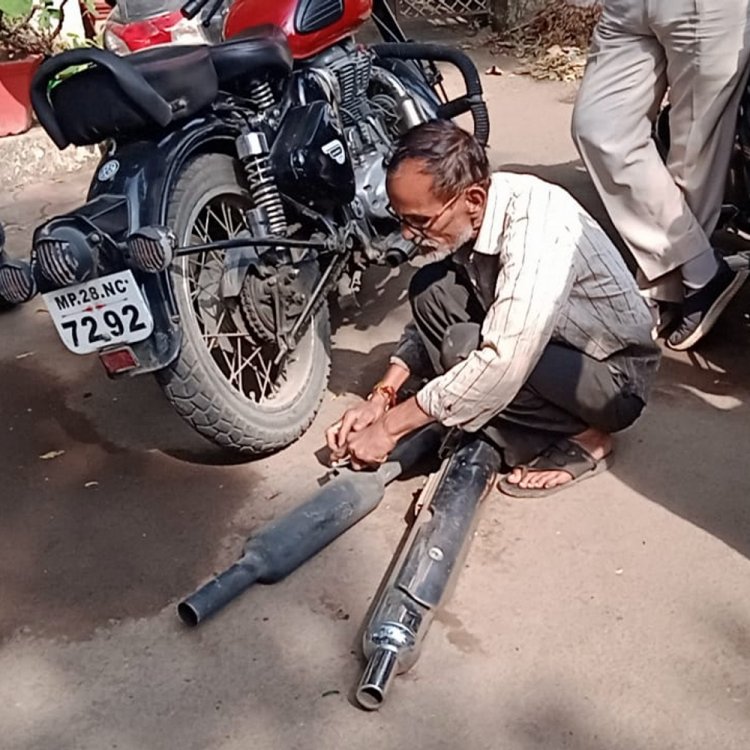 8 बुलेट चालकों पर पुलिस ने की कार्रवाई:मॉडिफाई साइलेंसर हटवाकर काटा चालान, कार से भी ब्लैक फिल्म हटाई