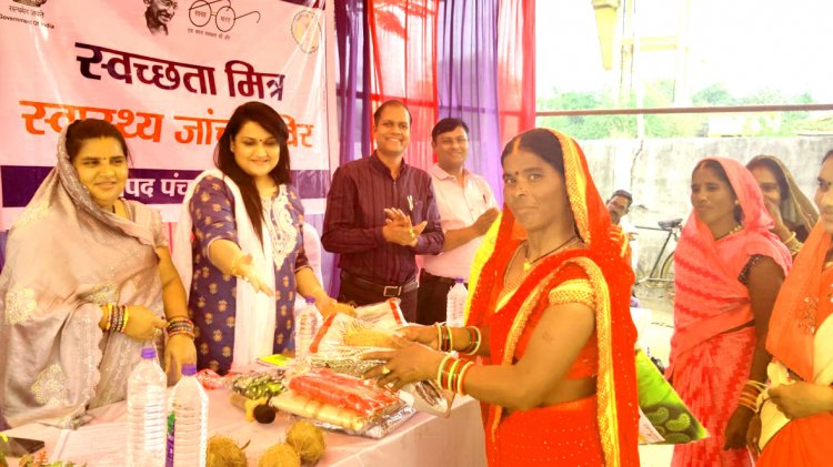 समूह की महिलाओं का स्वास्थ्य परीक्षण