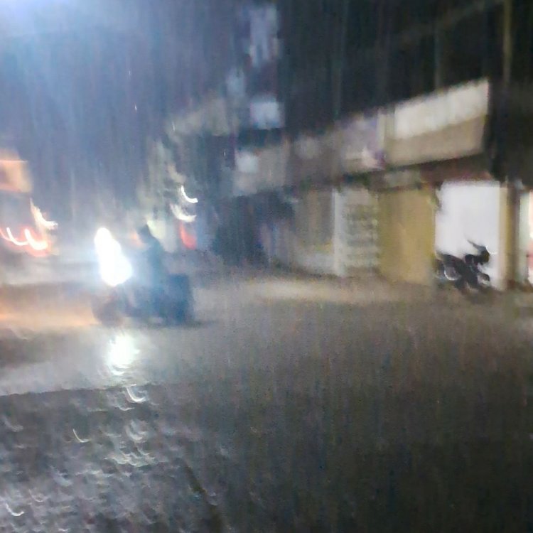 मंडला में बीती रात हुई हल्की बारिश:बादल और कोहरे के साथ हुई सुबह; लाइट जलाकर चले वाहन