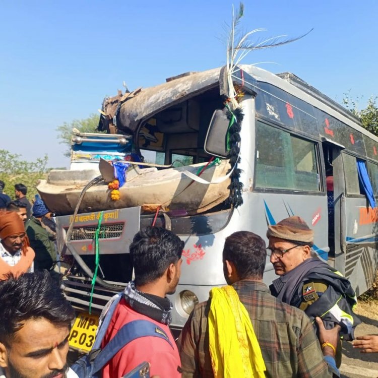 विदिशा में बस और ट्रक की टक्कर:27 यात्री घायल, 11 मेडिकल कॉलेज रेफर; ओवरटेक करने में हुआ हादसा