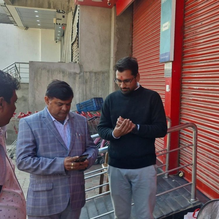 दमोह में रिलायंस का जिओ मार्ट सील:राजस्व की बकाया राशि जमा नहीं करने पर तहसीलदार ने की कार्रवाई