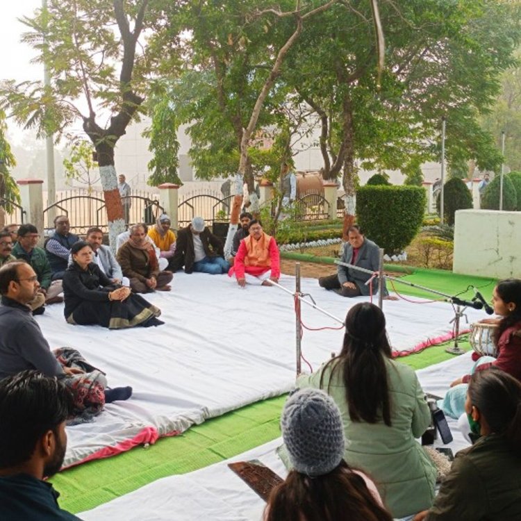 डॉ. गौर की पुण्यतिथि पर भजन प्रस्तुत कर श्रद्धांजलि दी:75वीं पुण्यतिथि पर कुलपति ने समाधि स्थल पर पुष्प अर्पित किए