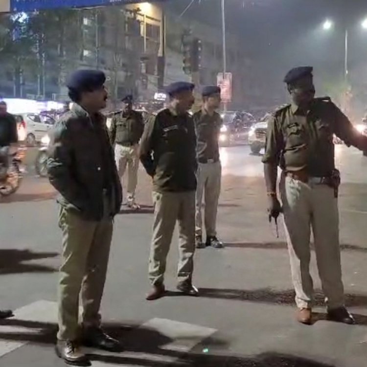 देवास में रात को निरीक्षण करने निकले एसपी:ट्रैफिक में बाधक बन रही गुमठियों को हटाया जाएगा, कट पाइंट को किया जाएगा बंद