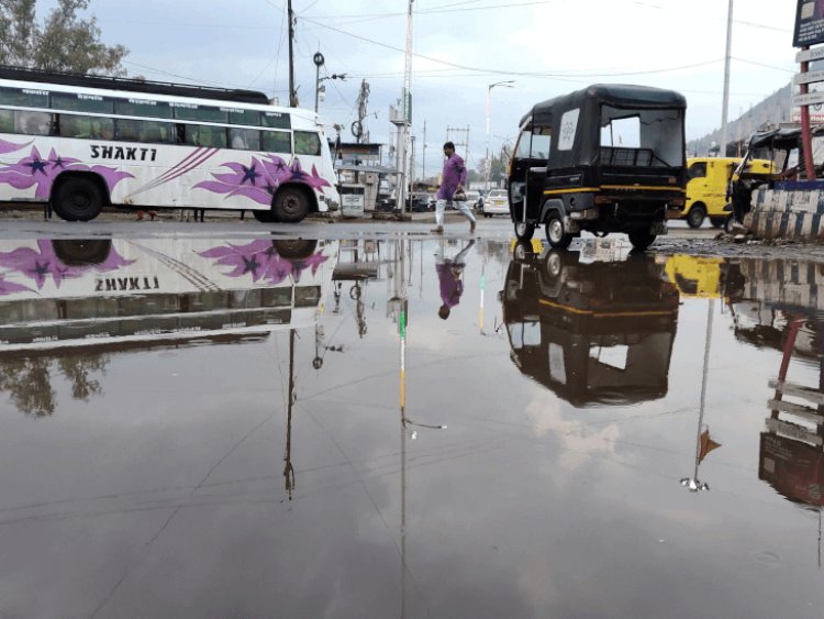 रायसेन में रात भर से हो रही बारिश:दशहरा मैदान में अपनी धान की उपज बचाने किसानों को करना पड़ी मशक्कत