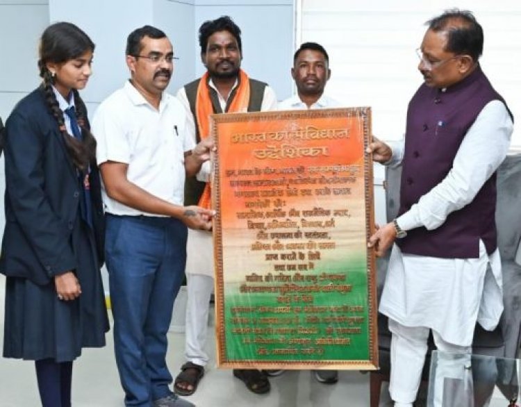 नई राष्ट्रीय शिक्षा नीति के तहत पूर्व व्यवसायिक शिक्षा का बच्चों को मिल रहा है प्रशिक्षण : स्कूली बच्चों द्वारा तैयार लकड़ी की नेम प्लेट और पोट्रेट उपहार में पाकर मुख्यमंत्री श्री साय ने जताई खुशी