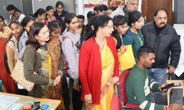 इंदौर में नि:शुल्क ड्राइविंग लाइसेंस शिविर:सुगनीदेवी कॉलेज में 450 से ज्यादा महिलाओं और छात्राओं के बने लाइसेंस