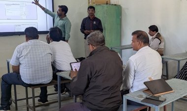 सरकारी स्कूल के शिक्षकों को टैबलेट चलाने का प्रशिक्षण:तकनीक से जोड़ने के लिए बुरहानपुर में टीचर्स को बांटे गए थे टैबलेट