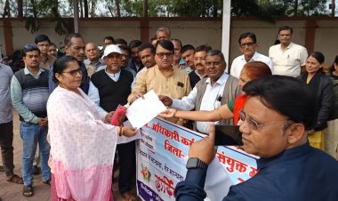 खरगोन में अधिकारी-कर्मचारी संयुक्त मोर्चा का आंदोलन शुरू:पदोन्नति, ओल्ड पेंशन सहित 16 मांगों को लेकर रैली निकालकर की नारेबाजी