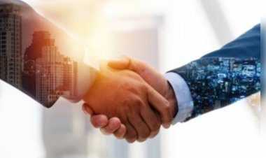 भोपाल में डिवाइडर से टकराकर कार पलटी:पति और साडू की मौत, 2 घायल; हादसे के 1 घंटे बाद पत्नी ने दिया बेटी को जन्म