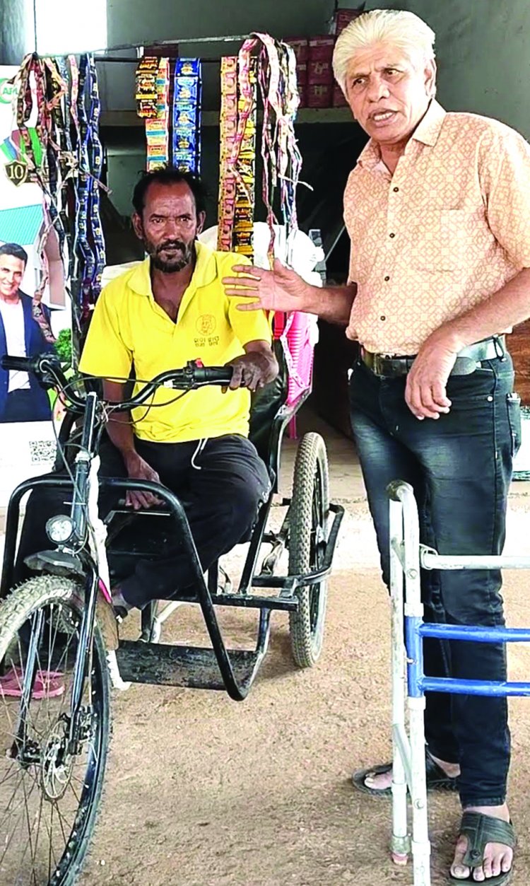 स्वरोजगार के लिए दिव्यांग की चरामेति फाउंडेशन ने करी मदद