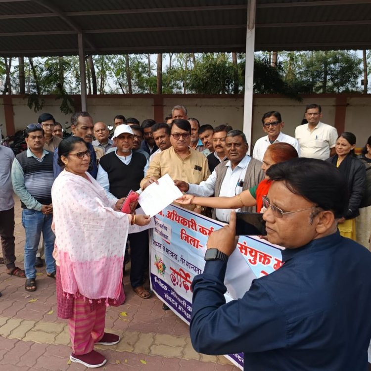 खरगोन में अधिकारी-कर्मचारी संयुक्त मोर्चा का आंदोलन शुरू:पदोन्नति, ओल्ड पेंशन सहित 16 मांगों को लेकर रैली निकालकर की नारेबाजी