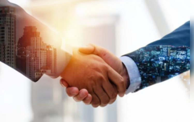 भोपाल में डिवाइडर से टकराकर कार पलटी:पति और साडू की मौत, 2 घायल; हादसे के 1 घंटे बाद पत्नी ने दिया बेटी को जन्म