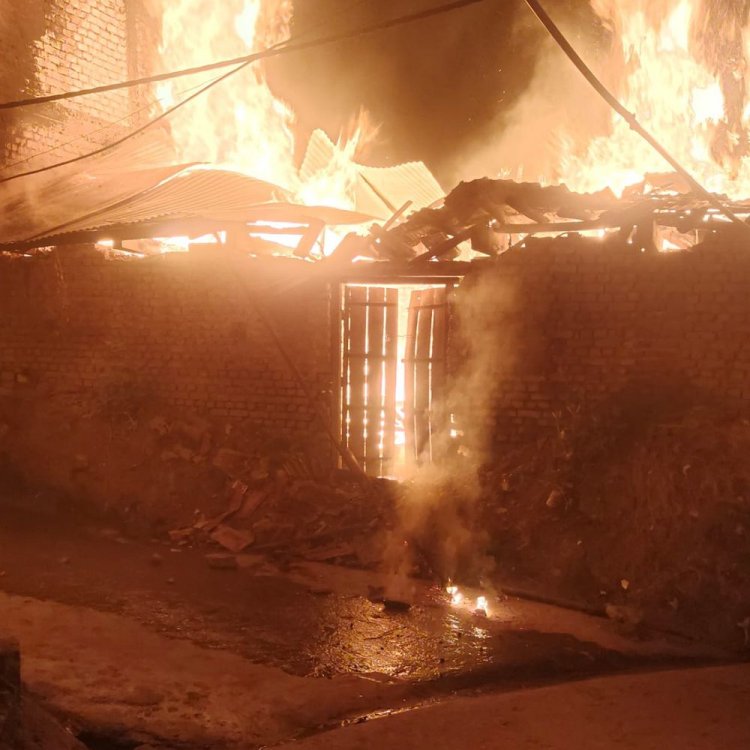 अमलाहा में पूर्व मंडी अध्यक्ष के मकान में लगी आग:3 शहरों की दमकलों ने 7 घंटे में पाया काबू; 5 लाख का सामान जला