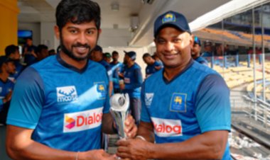 जयसूर्या ने कामिंडू मेंडिस को आईसीसी पुरुष इमर्जिंग क्रिकेटर ऑफ द ईयर का पुरस्कार प्रदान किया