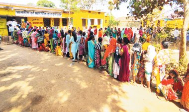 मतदाताओं में उत्साह, लंबी कतारें