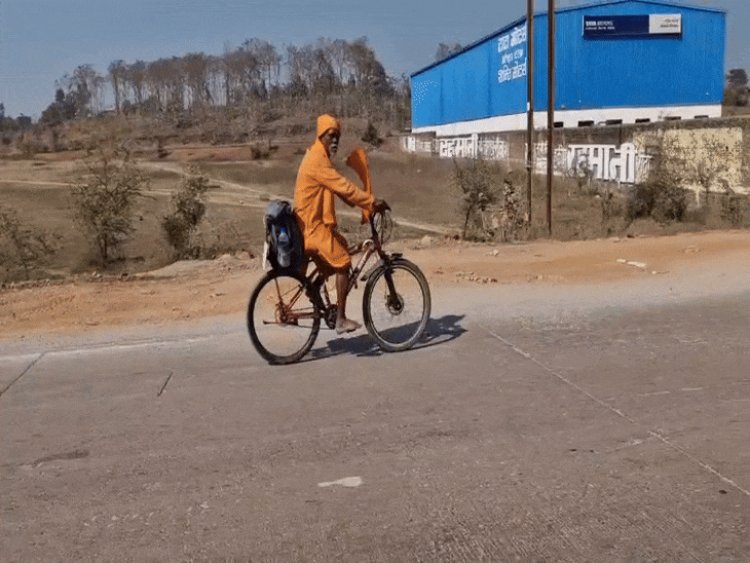 महाकुंभ जाने साइकिल पर निकले महाराष्ट्र के बुजुर्ग:हजार किलोमीटर चलाकर पहुंचे रीवा, जाम से बचने अपनाया रास्ता