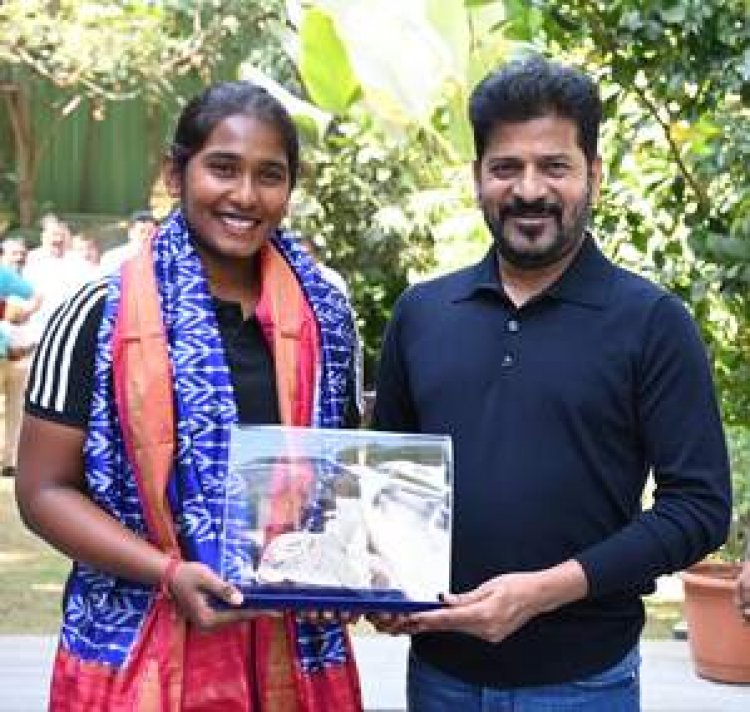 तेलंगाना के मुख्यमंत्री ने त्रिशा के लिए 1 करोड़, ध्रुति और मुख्य कोच नूशिन को 10-10 लाख देने की घोषणा की