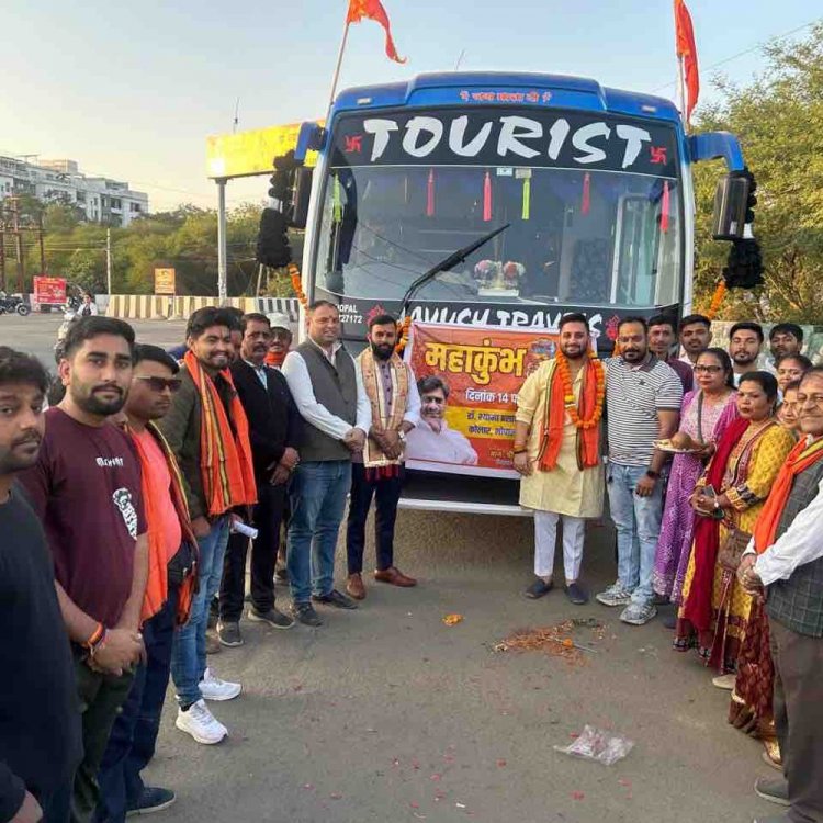 कोलार से कुंभ स्नान के लिए श्रद्धालुओं का जत्था रवाना:भगवा ध्वज दिखाकर किया बस को रवाना, नि:शुल्क रहेगी यात्रा