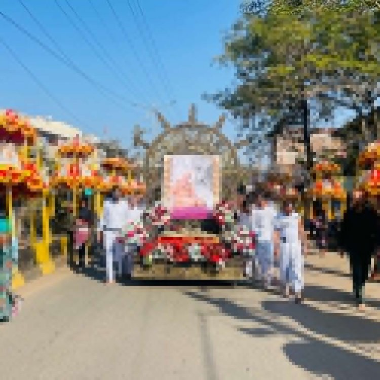 हाईवे पर खड़े ट्रक से टकराई कार, एक परिवार के छह लोगों की मौत