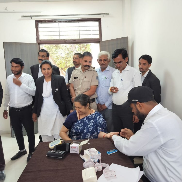 जिला न्यायालय में लगा निशुल्क स्वास्थ्य शिविर:न्यायाधीशों, अधिवक्ताओं और कर्मचारियों की हुई जांच