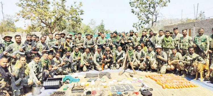 नक्सलियों के छिपाये देशी दूरबीन, विस्फोटक व अन्य सामान बरामद