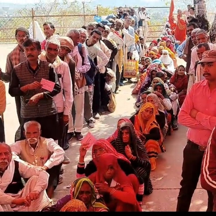 निशुल्क नेत्र शिविर में 350 मरीजों की जांच हुई:85 को मोतियाबिंद ऑपरेशन के लिए छतरपुर से चित्रकूट भेजा