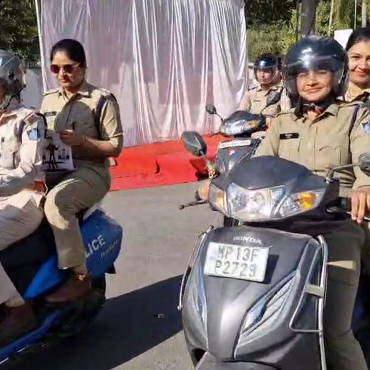 महिला दिवस पर महिला पुलिसकर्मियों ने निकाली बाइक रैली:उज्जैन में दिया सुरक्षा और सशक्तिकरण का संदेश