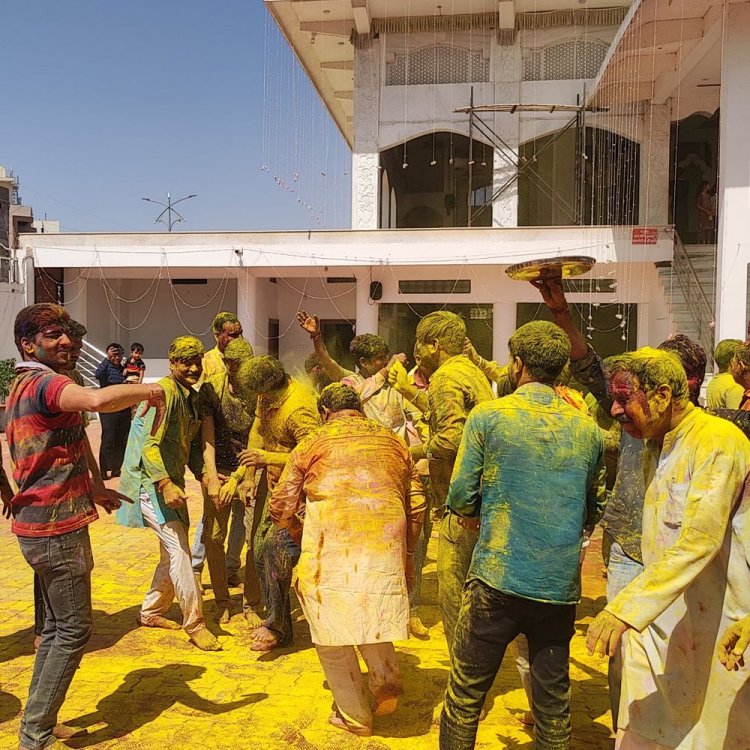 अशोकनगर के युगल सरकार मंदिर में फूलों की होली:अधिकारियों-नेताओं ने मनाया त्योहार; बच्चों और युवाओं में दिखा उत्साह