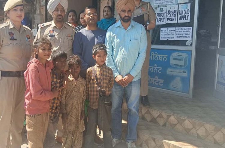 पंजाब पुलिस ने बस स्टैंड दीनानगर में भीख मांगते बच्चों को पकड़ा, बच्चों में मचा हड़कंप