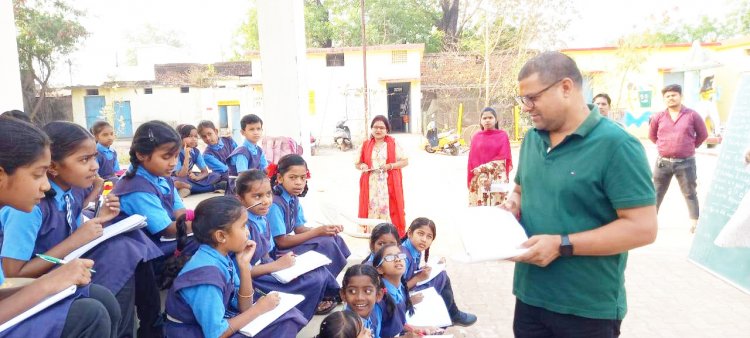 निरीक्षण के दौरान आयुक्त बच्चों को लगे पढ़ाने