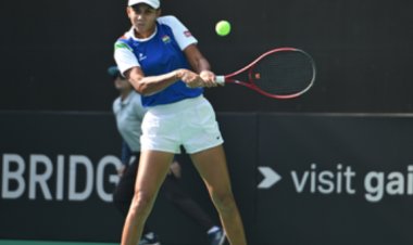 उज्जैन में महिला ने युवक पर किया दंराते से हमला:पुरानी रंजिश में बाइक स्टार्ट कर रहे युवक पर अचानक किए वार, वारदात सीसीटीवी में कैद