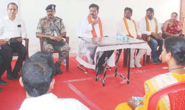 आत्मसमर्पित नक्सलियों से मुलाकात कर जाना हाल