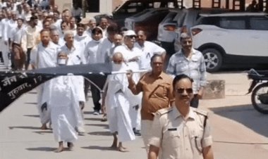 नीमच में जैन गुरु पर हुए हमले का विरोध:सतना में समाज के लोगों ने निकाला मौन जुलूस; साधु-संतों की सुरक्षा की मांग की
