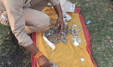 कालीपीठ में अवैध शराब तस्कर गिरफ्तार:स्कूटी की डिक्की से मिली 300 क्वार्टर देसी शराब और 4 किलो चांदी के आभूषण