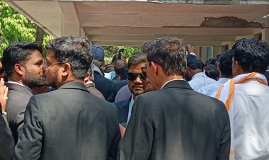 कलेक्ट्रेट में लगे पाकिस्तान मुर्दाबाद के नारे:सैकड़ों अधिवक्ताओं ने किया प्रदर्शन, पुतला फूंककर राष्ट्रपति के नाम सौंपा ज्ञापन