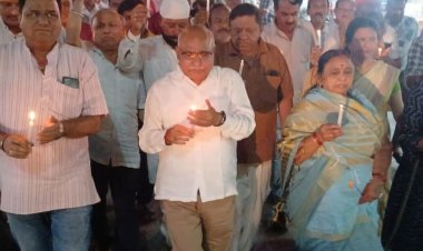 बैतूल में व्यापारी संगठनों और छात्रों ने निकाला कैंडल मार्च:NSUI ने की सुरक्षा में हुई चूक की जांच की मांग; पहलगाम हमले का विरोध