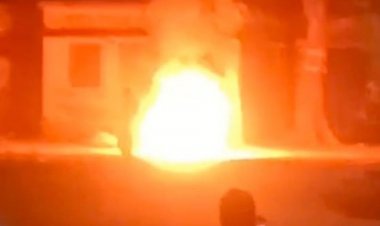 सिटी थाने के सामने बाइक में लगाई आग:नीमच में अज्ञात व्यक्ति ने की वारदात, दुकानदारों ने दी पुलिस को सूचना