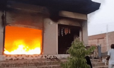 कोलारस में एक रात में दो जगह लगी आग:घर में ढाई लाख रुपए और जेवर जले; टेंट हाउस में 12 लाख का नुकसान