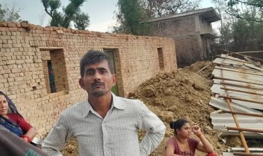 रामपुर नैकिन में तेज आंधी से गिरा कच्चा मकान:कच्चे घरों से बाहर निकले लोग, खपरेल तक उड़ गए