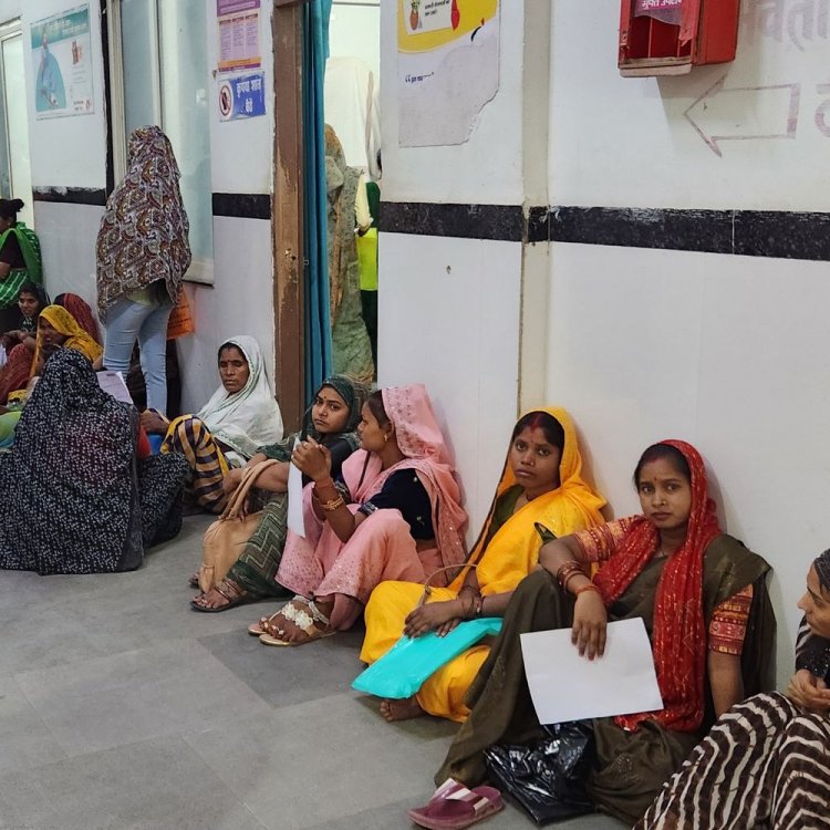 जिला अस्पताल में डेढ़ घंटे देरी से पहुंचे डॉक्टर:गर्भवती परेशान,100 किमी दूर से आए मरीज लौटे; कलेक्टर बोले- जांच करेंगे