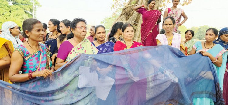 पतली-पारदर्शी यूनिफॉर्म, नाराज आंबा कार्यकर्ताओं ने कलेक्टर को सौंपा ज्ञापन