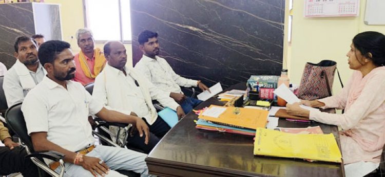 शिक्षक की कमी से जूझ रहा हीरापुर स्कूल, अभिभावकों और जनप्रतिनिधियों ने कलेक्टर से की शिकायत