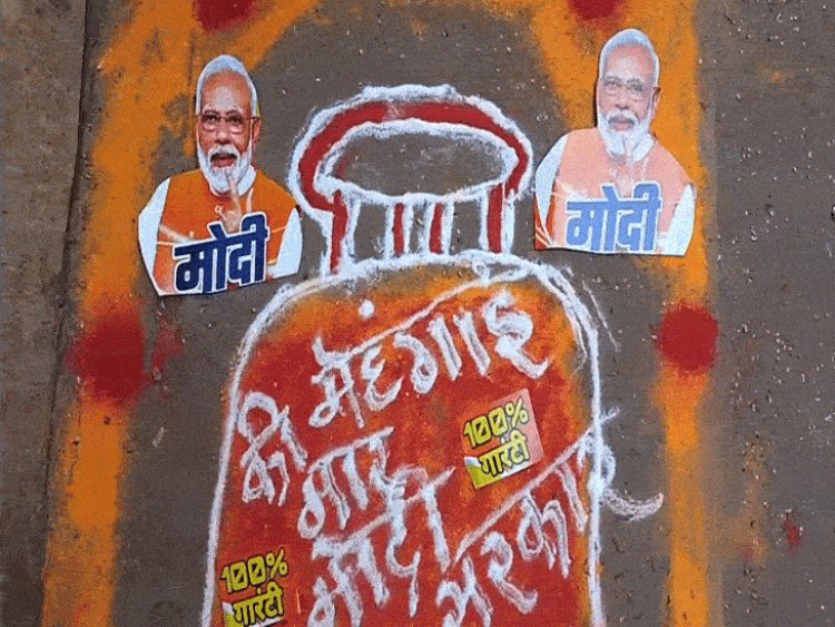 इंदौर में घरों के बाहर बनाई सिलेंडर की रंगोली:कांग्रेस का अनोखा विरोध, लिखा- 'महंगाई की मार, मोदी सरकार'