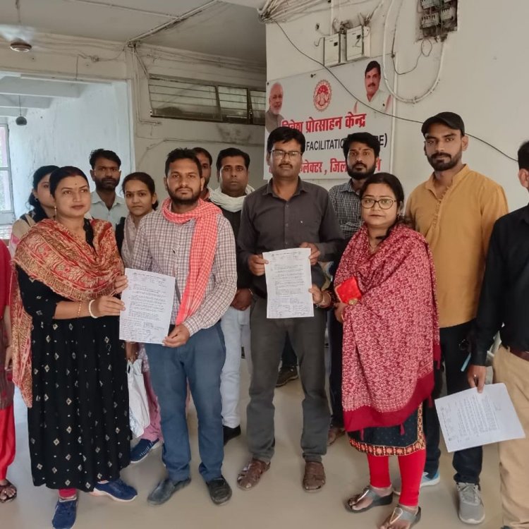 रायसेन में कलेक्टर के पास पहुंचे अतिथि शिक्षक:12 महीने का सेवा एग्रीमेंट; 6 महीने से रुका वेतन तुरंत देने की मांग