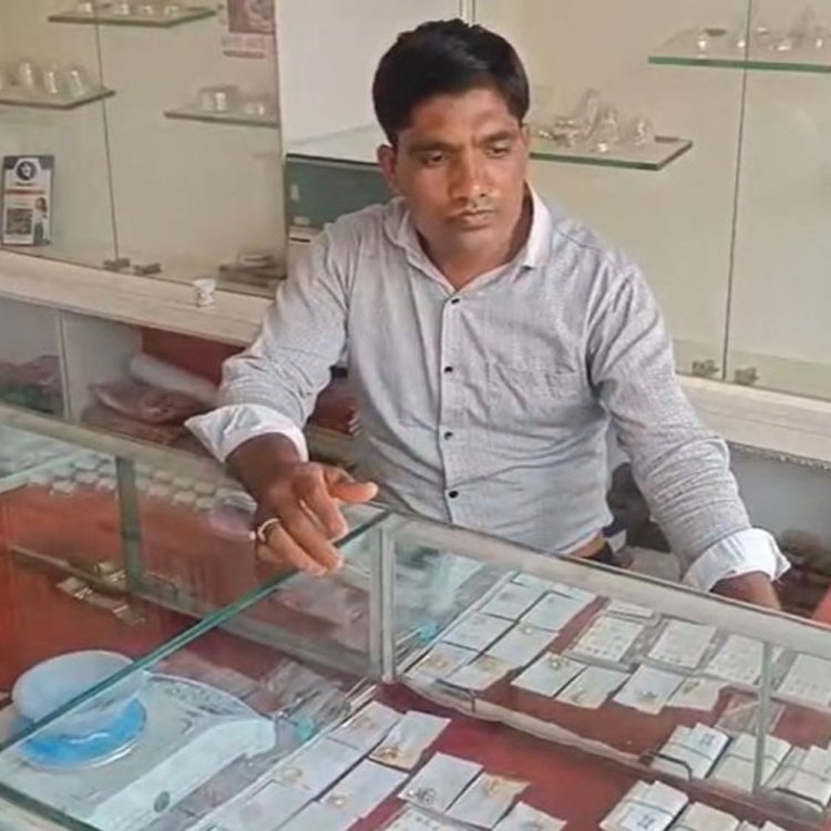 ज्वैलर्स की दुकान से 3.60 लाख की चोरी:ग्राहक बनकर आए चोर ने 8 सोने की अंगूठियां चुराई; घटना सीसीटीवी में कैद