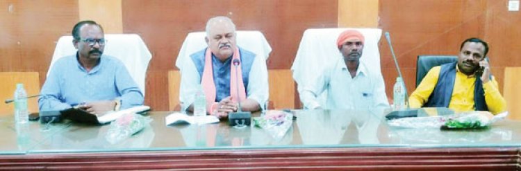 बोर्ड अध्यक्ष ने किसानों से की भेंट