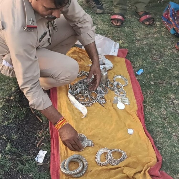 कालीपीठ में अवैध शराब तस्कर गिरफ्तार:स्कूटी की डिक्की से मिली 300 क्वार्टर देसी शराब और 4 किलो चांदी के आभूषण