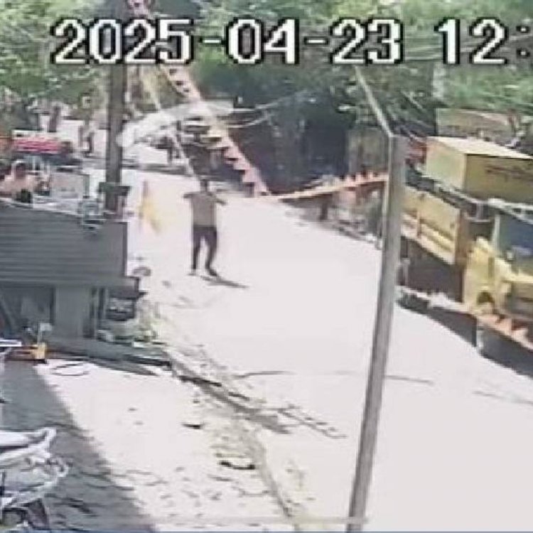 इंदौर में मंदिर परिसर से भगवा झंडे हटाए:निगमकर्मी CCTV में कैद, रहवासी और हिंदू संगठन ने आंदोलन की दी चेतावनी