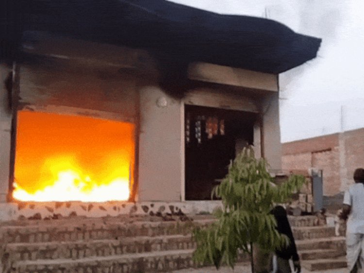 कोलारस में एक रात में दो जगह लगी आग:घर में ढाई लाख रुपए और जेवर जले; टेंट हाउस में 12 लाख का नुकसान